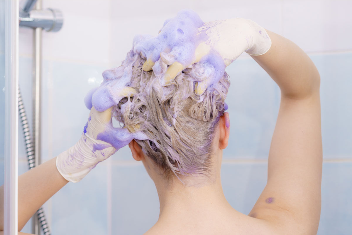 Hoe krijg je de paarse kleurstof van zilvershampoo van je handen?